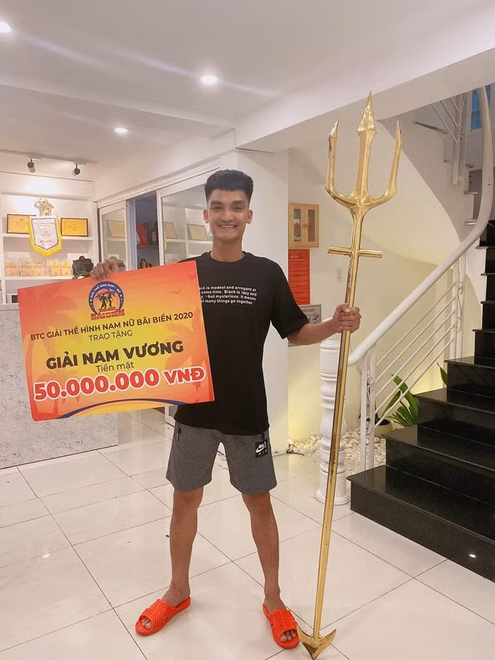 "Dù đoán trước được kết quả nhưng em vẫn rất hạnh phúc! Nhớ mãi câu nhận xét của ban giám khảo trong phần thi áo tắm: Em sở hữu một thân hình chuẩn quốc tế", Mạc Văn Khoa hài hước.