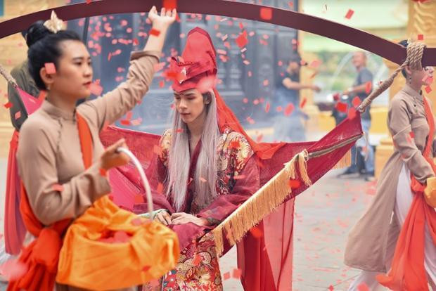 Ra MV ket hon voi nguoi chet, Nguyen Tran Trung Quan het tro gay soc?-Hinh-2