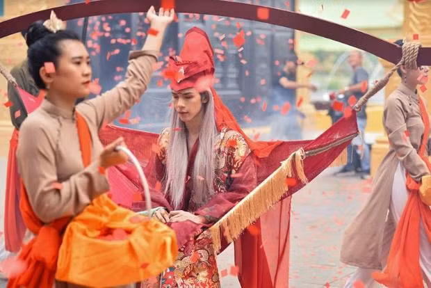 Ra MV ket hon voi nguoi chet, Nguyen Tran Trung Quan het tro gay soc?-Hinh-2