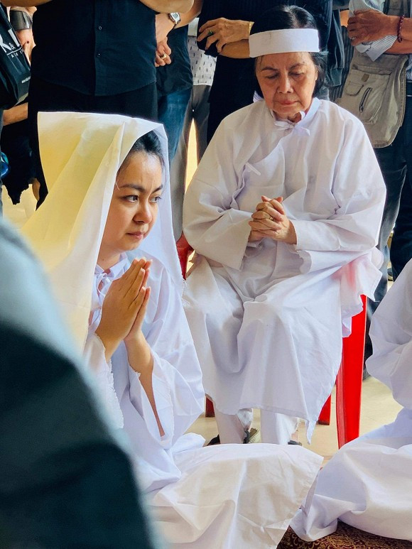 Con gai nghe si Chanh Tin chia se xuc dong sau le tang cha-Hinh-2