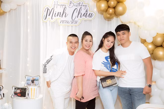 Trước đó, trong buổi tiệc sinh nhật của nhà thiết kế Minh Châu, Lê Phương cũng đã gây chú ý không ít khi xuất hiện với vẻ ngoài trẻ trung, rạng rỡ đặc biệt là vóc dáng “chuẩn không cần chỉnh” sau thời gian tích cực giảm cân.