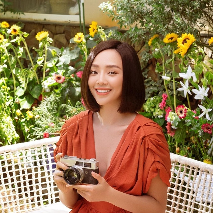 Sao Việt 31/7: Tóc Tiên khác lạ trong hình ảnh nữ tính, dịu dàng.