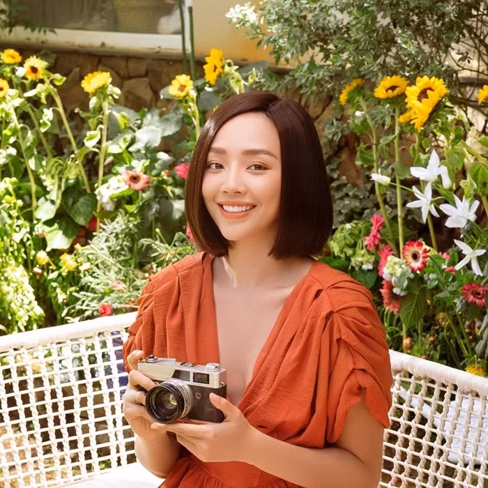 Sao Việt 31/7: Tóc Tiên khác lạ trong hình ảnh nữ tính, dịu dàng.