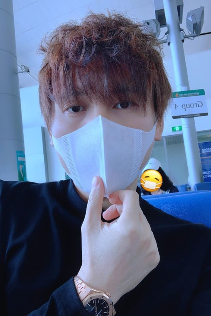 Mr Siro đeo khẩu trang kín mít khi ở nơi công cộng giữa mùa dịch.