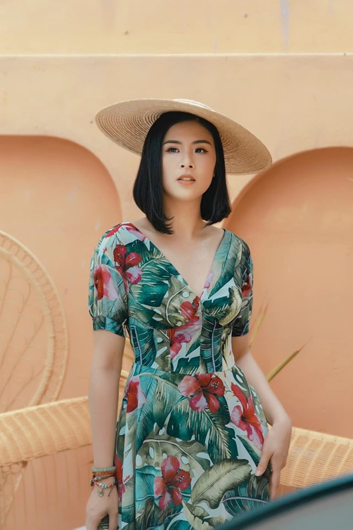 "Đàn ông không phải hơn nhau về tiền bạc, danh vọng hay địa vị trong xã hội. Thực chất đàn ông hơn nhau ở người phụ nữ đi cùng", Hoa hậu Ngọc Hân viết.