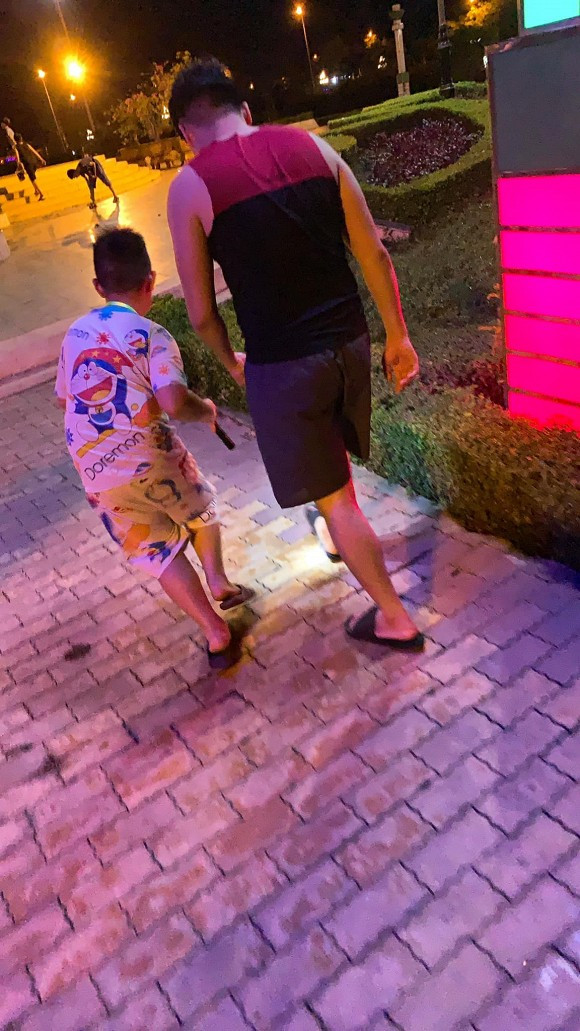 Không chỉ thế, anh còn yêu chiều luôn cả con riêng của vợ mình là bé Cà Pháo. Bởi thế, cậu bé không ngần ngại gọi Trung Kiên là "ba" và mỗi dịp đặc biệt đều bày tỏ tình cảm yêu thương.