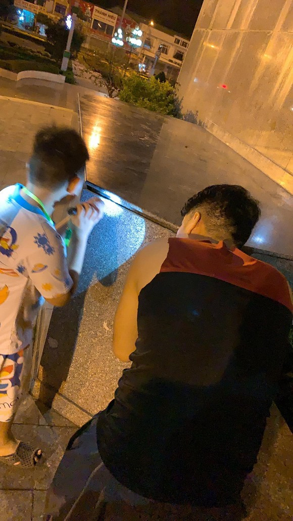 Có lẽ, vì đưa con lên Sài Gòn sống cùng mình nhưng sợ con sẽ buồn nên cả hai vợ chồng quan tâm con khá sát xao, nhất là về mặt tinh thần để con không cảm thấy cô đơn hay buồn chán.