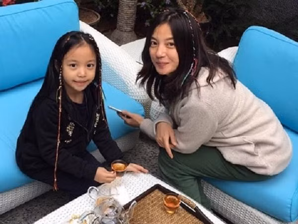 Con gái của Triệu Vy với và đại gia Huỳnh Hữu Long có một tên gọi đáng yêu là “Tiểu Tháng Tư” vì cô bé được sinh ra vào tháng Tư. Triệu Vy cũng rất ít khi chia sẻ ảnh con lên mạng xã hội. Chỉ vào dịp sinh nhật hoặc mỗi lần mẹ đi quay phim xa thì hình ảnh cô bé mới được mẹ chia sẻ cùng những lời nói tình cảm ngọt ngào dành cho con.