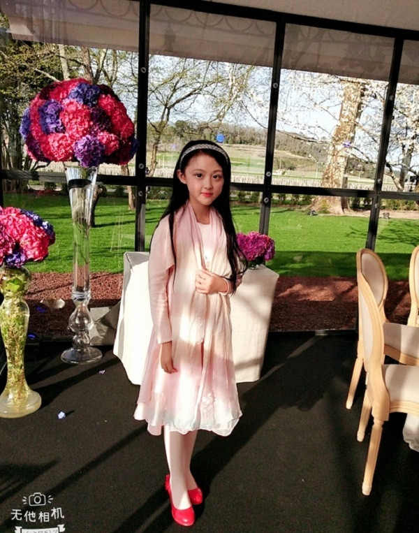 Ở tuổi lên 10, Tiểu Tháng Tư ngày càng trưởng thành phổng phao. Cô bé được nhận xét là bản sao nhí của Triệu Vy với đôi má phúng phính, đôi mắt to báo hiệu một mỹ nhân tương lai.