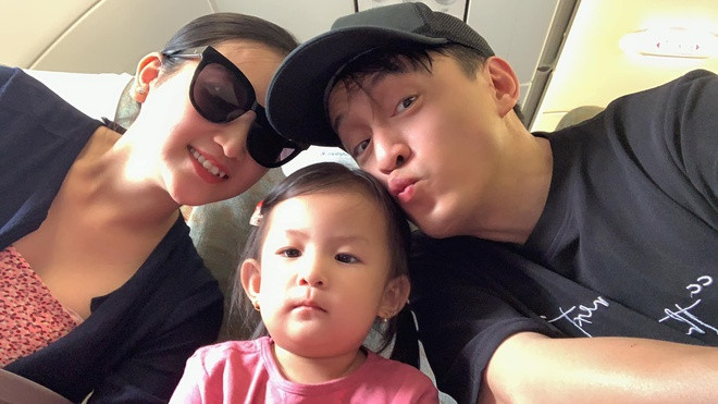 Về chuyện đời tư, Lam Trường từng kết hôn với vợ đầu là Ý An và có một con trai. Hiện anh sống hạnh phúc cùng vợ thứ hai, Yến Phương. Nam ca sĩ tiết lộ Yến Phương là khán giả hâm mộ anh từ nhỏ. Họ từng gặp nhau lần đầu khi cô mới 7, 8 tuổi. Sau gần 20 năm, họ kết hôn vào tháng 11/2014. Tháng 3/2017, Yến Phương sinh cho anh con gái đầu lòng. Trên mạng xã hội, Lam Trường thường xuyên đăng tải khoảnh khắc hạnh phúc của gia đình. Ảnh: FBNV. Xem video "Minh Hằng chia sẻ về phong cách thời trang". Nguồn VTC1: