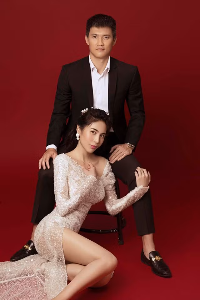 Năm 2014, Thủy Tiên về chung nhà với cầu thủ Công Vinh sau 6 năm yêu nhau. Bộ đôi có một con gái tên ở nhà là Bánh Gạo. Đôi uyên ương được khen là cặp David - Victoria Beckham của Việt Nam khi có cuộc hôn nhân viên mãn, hạnh phúc đáng ngưỡng mộ.