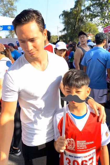 Thậm chí, anh còn thân thiết gọi Hồ Ngọc Hà và bé Subeo là "gia đình".