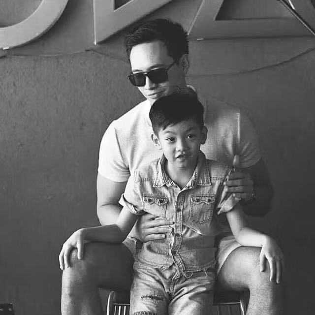 Trong loạt ảnh, Subeo thân thiết ngồi trong lòng Kim Lý nô đùa còn nam diễn viên hôn lên tóc con trai của bạn gái đầy tình cảm.