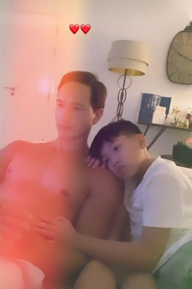 Không chỉ dẫn bé đi chơi, Kim Lý còn dành thời gian sinh hoạt, học cùng Subeo chứng minh mối quan hệ thân thiết với bé.