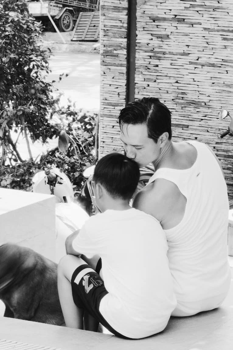 Không chỉ từ phía Kim Lý, Subeo cũng tỏ ra rất quấn quýt và yêu mến Kim Lý.