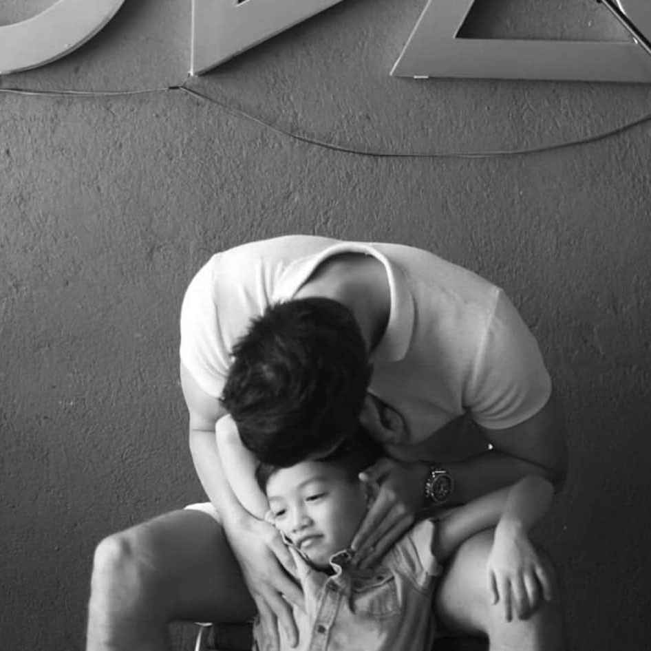 Dưới phần bình luận, Hồ Ngọc Hà viết lời nhắn "Lúc mới yêu", tiết lộ thời gian chụp bức ảnh này.