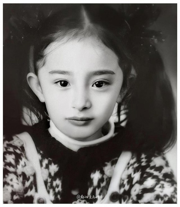 Dương Mịch từ nhỏ đã nổi tiếng với khuôn mặt xinh như búp bê. Bức ảnh dưới đây chính là minh chứng không thể chối cãi cho nhan sắc của nữ diễn viên lúc nhỏ.