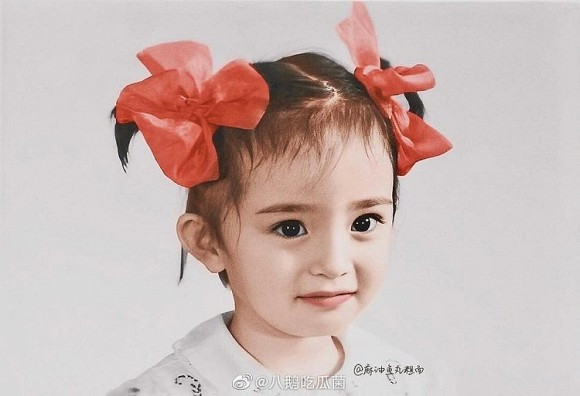 Không ít ngôi sao trong làng giải trí Hoa ngữ lúc nhỏ từng bị dân mạng chê bai kém sắc. Tuy vậy, vẫn có những ngôi sao sở hữu nhan sắc "đẹp từ trong trứng" khiến dân tình xuýt xoa, trong đó có Dương Mịch.