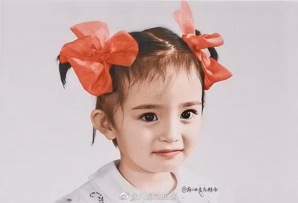 Không ít ngôi sao trong làng giải trí Hoa ngữ lúc nhỏ từng bị dân mạng chê bai kém sắc. Tuy vậy, vẫn có những ngôi sao sở hữu nhan sắc "đẹp từ trong trứng" khiến dân tình xuýt xoa, trong đó có Dương Mịch.