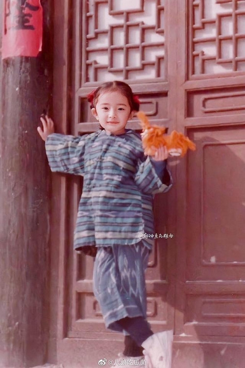 Trong làng giải trí, Dương Mịch cũng được coi là mỹ nhân xinh đẹp hiếm có sau khi trưởng thành. Mặc cho những lùm xùm về đời tư của nữ diễn viên, chính bởi nhan sắc trời cho này mà Dương Mịch vẫn luôn là một trong những ngôi sao được săn đón nhất C-biz.