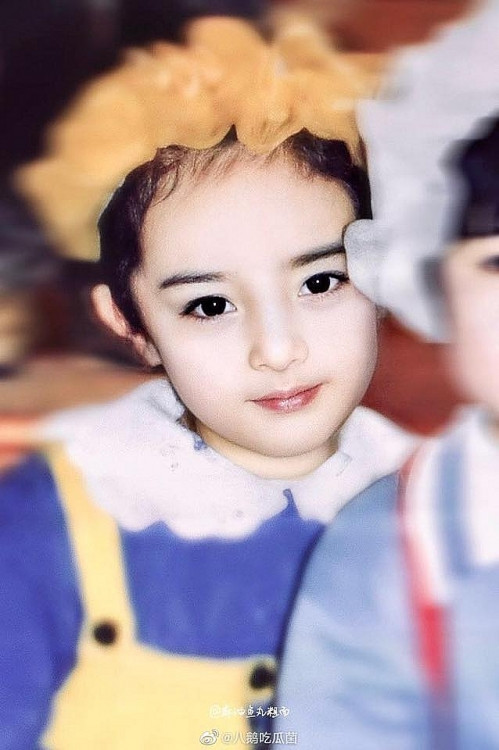 Ngoài ra, Dương Mịch còn được người hâm mộ ưu ái gọi bằng cái tên Người đẹp không tuổi. Mặc dù, thời điểm hiện tại các tiểu hoa đán 9x đang lên ngôi nhưng Dương Mịch vẫn được đánh giá cao trong giới Cbiz.