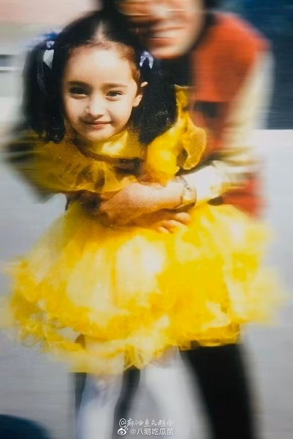 Bởi đến lúc trưởng thành, nữ diễn viên vẫn giữ được những nét khả ái trên gương mặt như đôi mắt to, sống mũi dài.