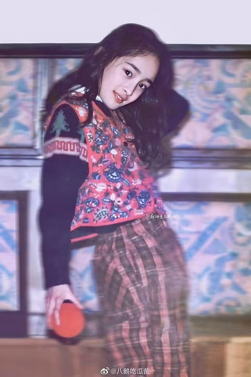 Lớn lên một chút, Dương Mịch sở hữu nhan sắc không thua kém bất kì hot girl 9x nào hiện nay. Nữ diễn viên có đam mê ca hát.