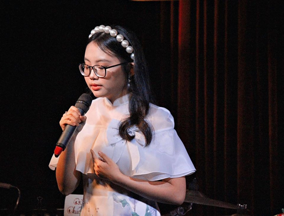 Theo đuổi nghiệp ca hát, tuy nhiên Phương Mỹ Chi không hề lơ là việc học tập. Giọng ca nhí đang theo học tại một trường quốc tế ở TP.HCM. Đặc biệt, Mỹ Chi khiến nhiều bạn bè ngưỡng mộ khi vẫn đạt thành tích học tập loại giỏi.