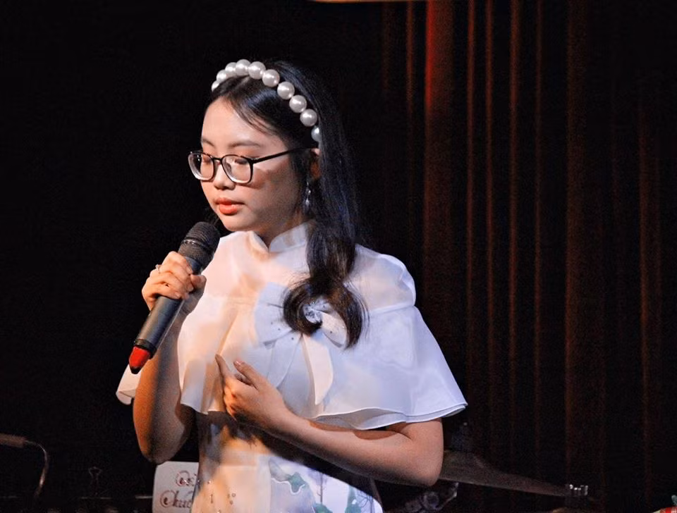 Theo đuổi nghiệp ca hát, tuy nhiên Phương Mỹ Chi không hề lơ là việc học tập. Giọng ca nhí đang theo học tại một trường quốc tế ở TP.HCM. Đặc biệt, Mỹ Chi khiến nhiều bạn bè ngưỡng mộ khi vẫn đạt thành tích học tập loại giỏi.