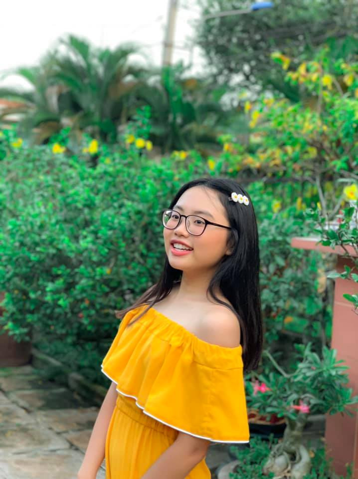 Nhờ sở hữu giọng hát trời phú, Mỹ Chi sớm gặt hái thành công. Rời cuộc thi The Voice Kids 2013 với ngôi vị á quân, Mỹ Chi ký hợp đồng độc quyền với công ty của Quang Lê và được nam ca sĩ nhận làm con nuôi.