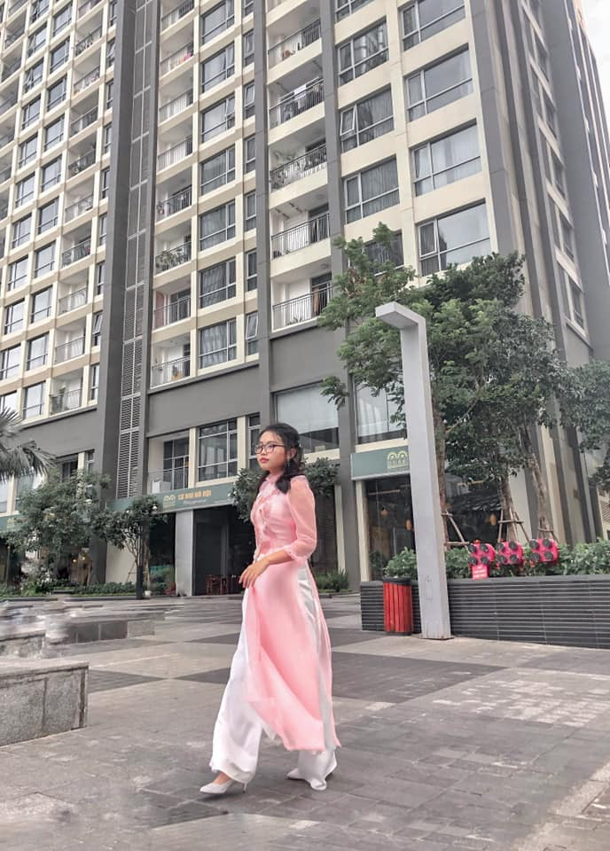 Dưới sự giúp đỡ của Quang Lê, Mỹ Chi tích cực chạy show với mức cát-sê cao ngất ngưởng. Trong một show diễn tại Mỹ, Mỹ Chi từng nhận cát-sê 6.000 USD.