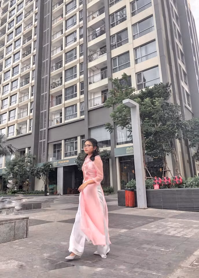 Dưới sự giúp đỡ của Quang Lê, Mỹ Chi tích cực chạy show với mức cát-sê cao ngất ngưởng. Trong một show diễn tại Mỹ, Mỹ Chi từng nhận cát-sê 6.000 USD.