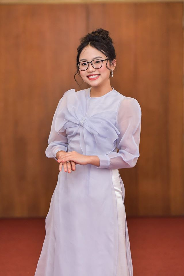 Giọng ca nhí đã biết tậu cho mình những món hàng hiệu đắt tiền, ăn mặc ngày càng sành điệu, hợp mốt.