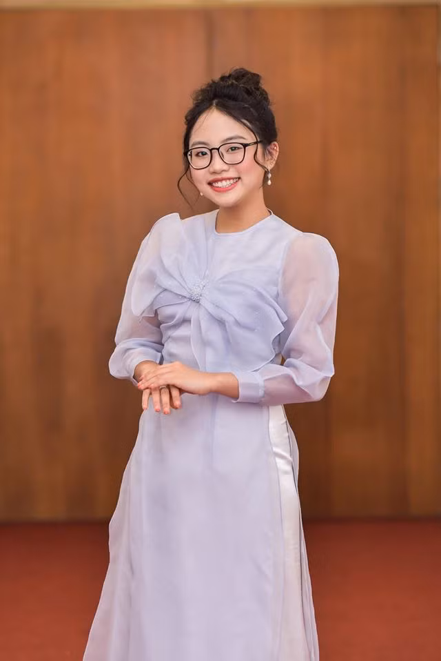 Giọng ca nhí đã biết tậu cho mình những món hàng hiệu đắt tiền, ăn mặc ngày càng sành điệu, hợp mốt.