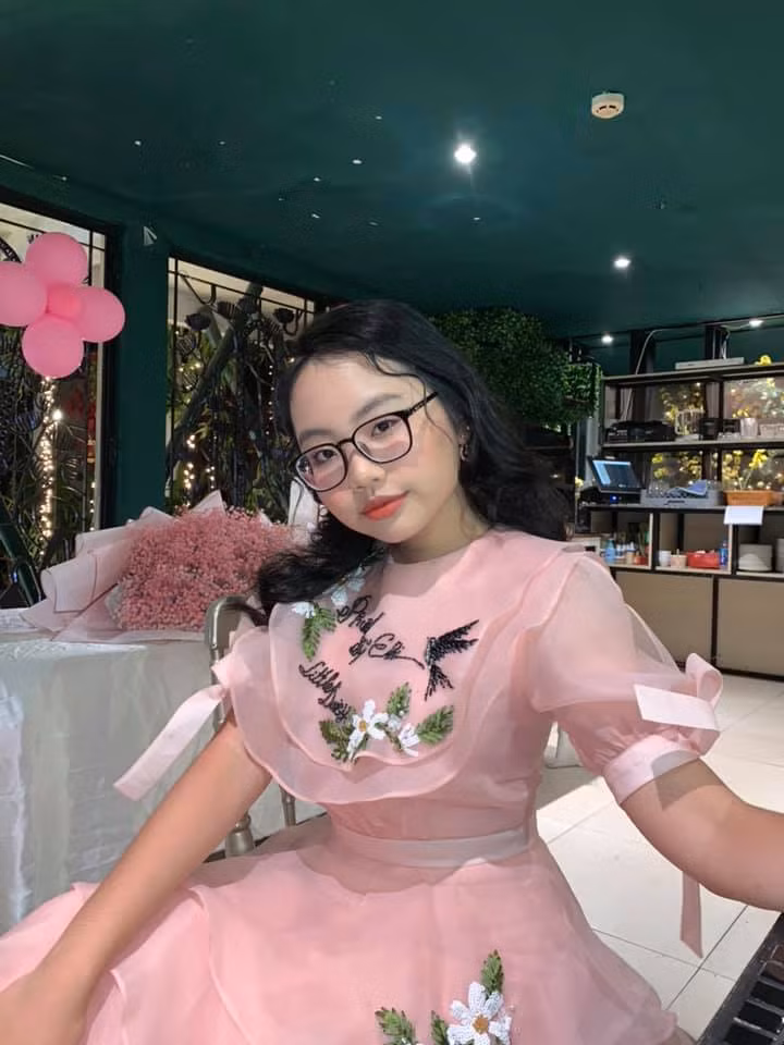 Không chỉ thay đổi về ngoại hình, phong cách thời trang của Phương Mỹ Chi cũng cải thiện rõ rệt.