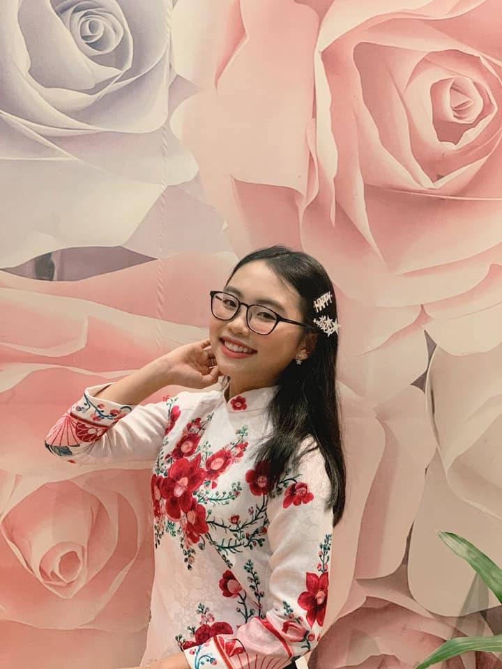 Phương Mỹ Chi sinh năm 2003 tại TP.HCM, nổi tiếng từ khi tham gia chương trình The Voice Kids mùa đầu tiên.