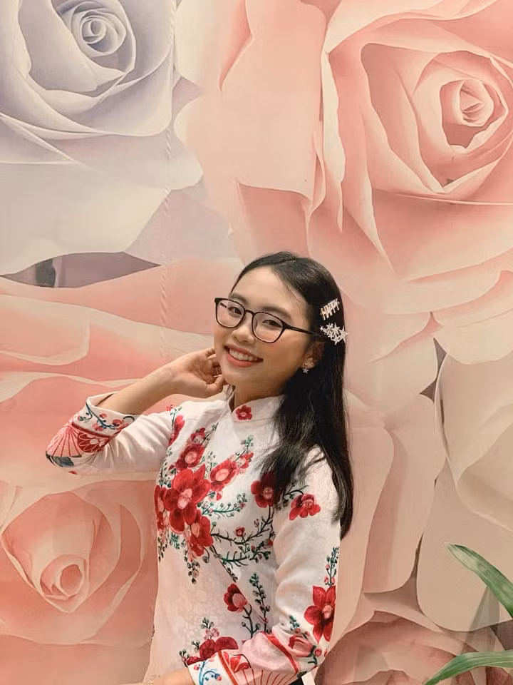 Phương Mỹ Chi sinh năm 2003 tại TP.HCM, nổi tiếng từ khi tham gia chương trình The Voice Kids mùa đầu tiên.