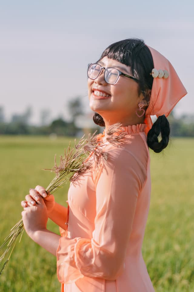 Không chỉ ngày càng hoàn thiện về giọng hát, Phương Mỹ Chi còn "lột xác" nhan sắc, ra dáng thiếu nữ xinh đẹp ở tuổi 17.