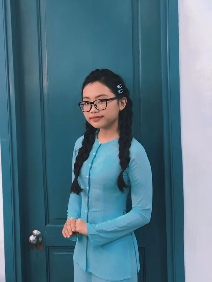 Đầu năm 2020, sau 6 năm hợp tác cùng công ty của Quang Lê, Phương Mỹ Chi quyết định tách riêng hoạt động solo. Chia sẻ lý do rời công ty của bố nuôi, Mỹ Chi cho biết, em muốn thay đổi bản thân, vượt ra khỏi vùng an toàn.