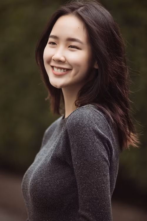 Lê Nguyễn Bảo Ngọc gây ấn tượng với vẻ đẹp rạng rỡ. Rất nhiều thí sinh lọt Bán kết từng đạt thành tích nổi bật tại các cuộc thi nhan sắc lớn nhỏ với danh diệu Hoa khôi, Á khôi hoặc Người đẹp.