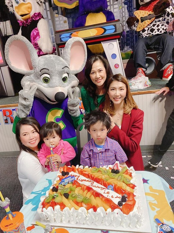 Mẹ xin lỗi, năm trước quá nhiều điều diễn ra mẹ không thể ổn định tâm trí nên cũng không tổ chức được một sinh nhật đàng hoàng cho con. 2020 là một năm mới, mẹ sẽ đứng dậy cùng con bước qua trang mới. Mẹ con mình viết một trang sách mới con nhé.