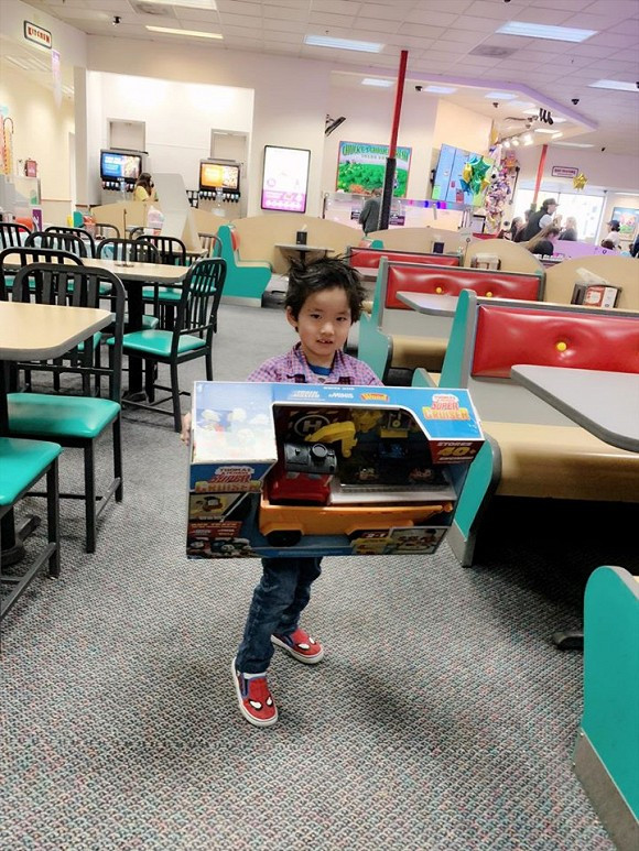 Cậu nhóc rạng rỡ khi chụp hình với món quà "khủng".