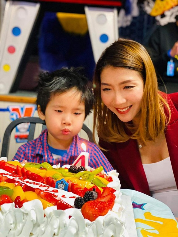 Ngọc Quyên cũng cho biết, chồng cũ của Ngọc Quyên vẫn thăm con và chu cấp đầy đủ theo phán quyết của Tòa án sau khi ly hôn. Ngọc Quyên sử dụng số tiền đó để dành dụm cho tương lai của con.