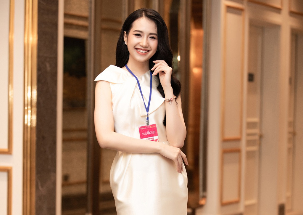 Anh Thư là sinh viên ngành Thiết kế nội thất, khoa Mỹ thuật Công nghiệp, Đại học Tôn Đức Thắng TP.HCM. Nữ sinh bật mí vì lịch thi vào buổi chiều (theo số thứ tự), cô đã nhịn ăn trưa để giữ số đo chuẩn. Ảnh: BTC.