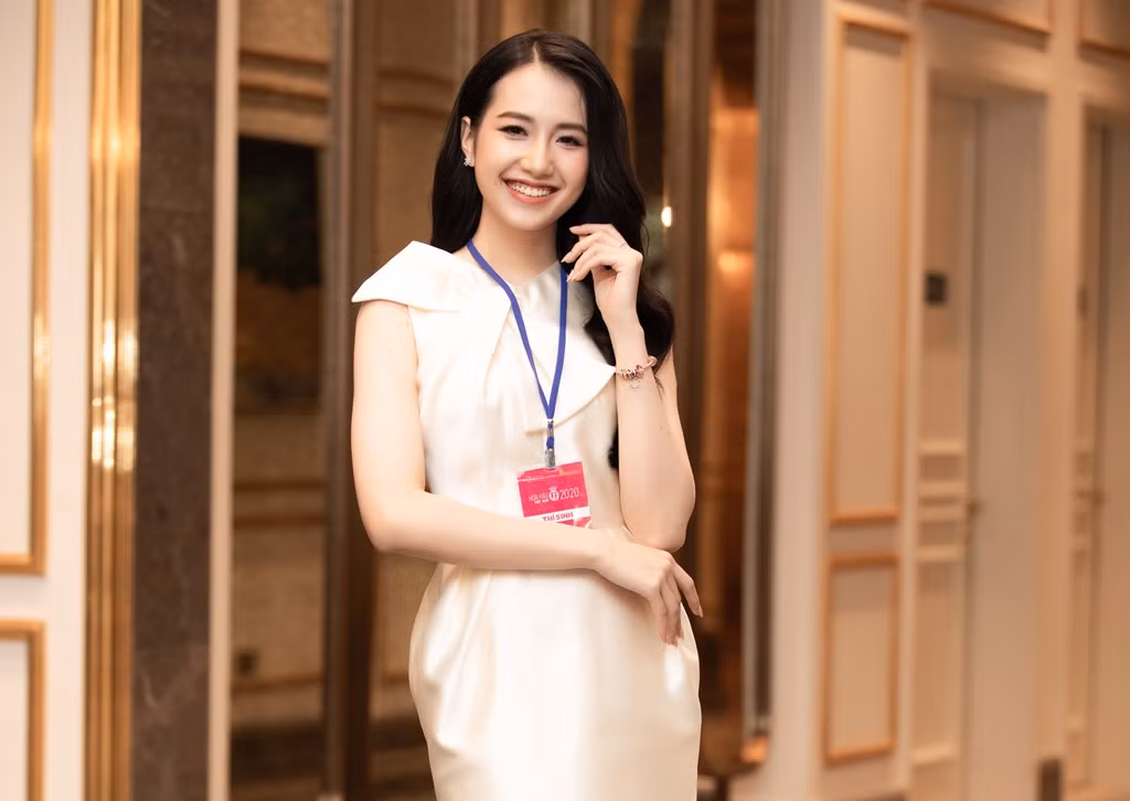 Anh Thư là sinh viên ngành Thiết kế nội thất, khoa Mỹ thuật Công nghiệp, Đại học Tôn Đức Thắng TP.HCM. Nữ sinh bật mí vì lịch thi vào buổi chiều (theo số thứ tự), cô đã nhịn ăn trưa để giữ số đo chuẩn. Ảnh: BTC.