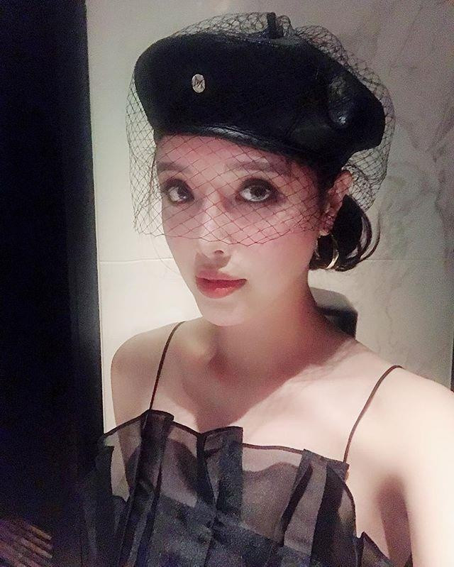 Cô cũng là một tín đồ hàng hiệu khi thường xuyên chia sẻ những món đồ đắt tiền lên trang cá nhân.