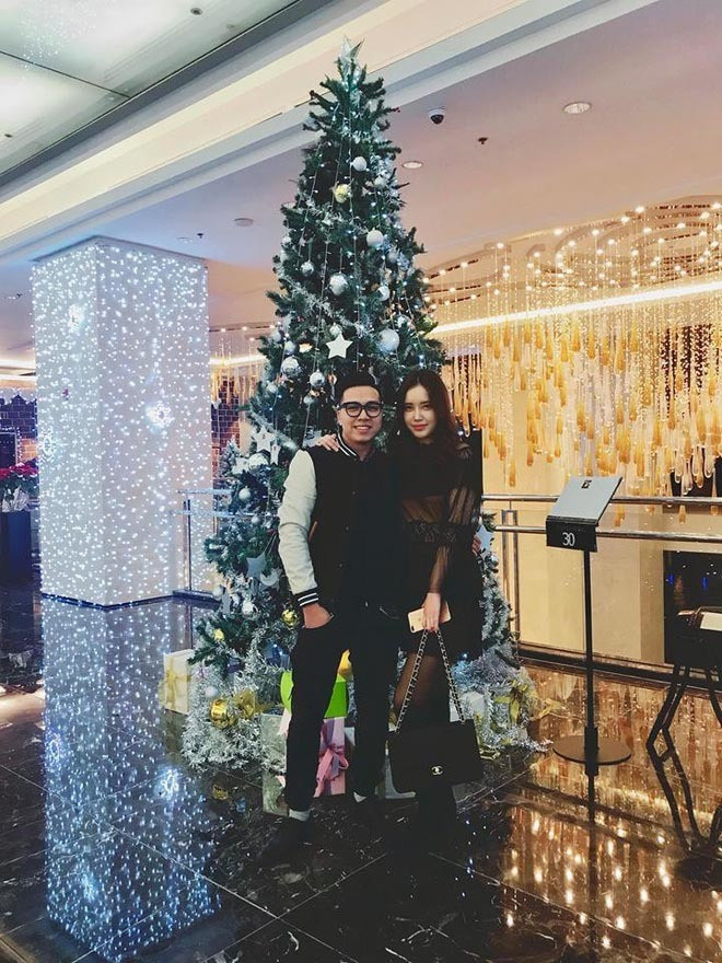 Cũng giống như nhiều cặp đôi đang yêu khác, cặp đôi luôn dành cho nhau những khoảnh khắc lãng mạn và tình tứ.