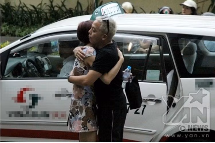 Cặp đôi bị bắt gặp thân mật khi ra về sau một cuộc gặp gỡ bạn bè. Ảnh: Yan