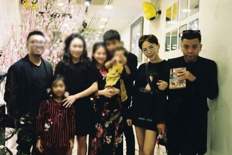 Tháng 10/2018, cặp đôi vướng tin đồn bí mật ăn hỏi. Tóc Tiên nhanh chóng phản ứng: “Có vài tin đồn rò rỉ truyền miệng nghe cho vui, nhưng có thể đẩy nhân vật chính tới bước đường cùng. Cuộc đời đôi khi là bi kịch của mạng xã hội”.