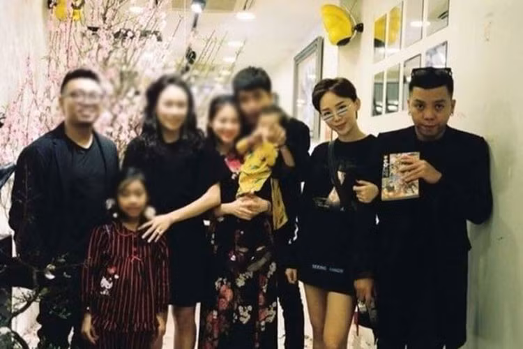 Tháng 10/2018, cặp đôi vướng tin đồn bí mật ăn hỏi. Tóc Tiên nhanh chóng phản ứng: “Có vài tin đồn rò rỉ truyền miệng nghe cho vui, nhưng có thể đẩy nhân vật chính tới bước đường cùng. Cuộc đời đôi khi là bi kịch của mạng xã hội”.